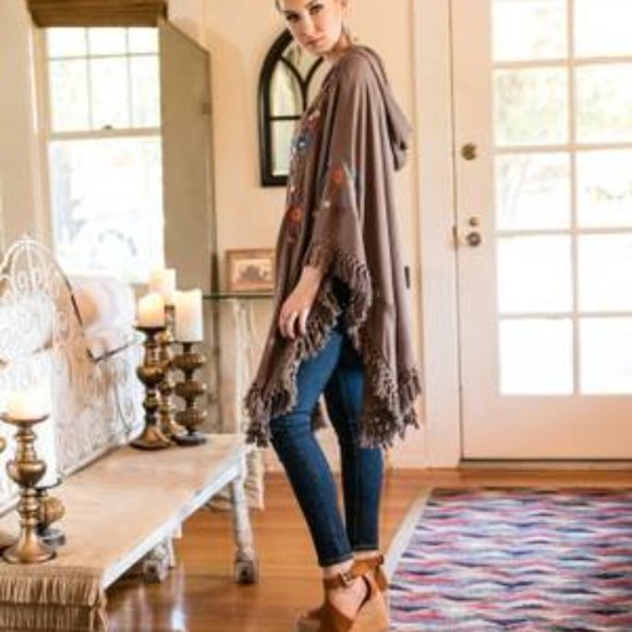 Evy’s Tree Kay Embroidered Poncho Desert Taupe Crinkle Rayon OS - Picture 2 of 8